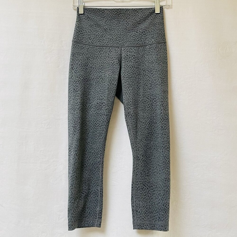 Lululemon Womens Small‎ Activewear Pants Leggings Gray Capri Yoga Hiking